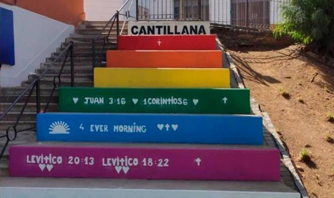 La escalera orgullosa de Cantillana con las pintadas con las que ha amanecido este domingo (Foto: Ángeles García Macías)