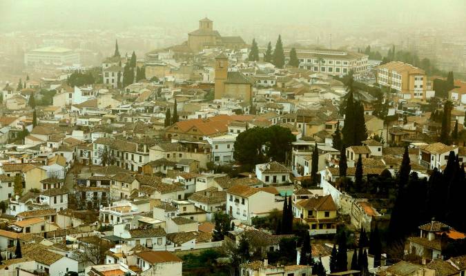 Imagen de archivo de calima en Granada. / El Correo