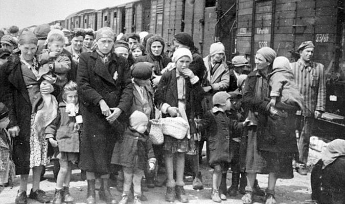 Mujeres y niños judíos deportados de Hungría, separados de los hombres, hacia el Campo de Auschwitz, en mayo de 1944. / Foto: Yad Vashem Photo Archives