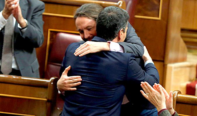 Pedro Sánchez y Pablo Iglesias se abrazan en el Congreso de los Diputados. / EFE