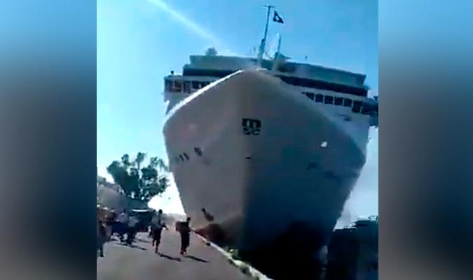 VÍDEO | Un crucero choca contra un barco en el puerto de Venecia