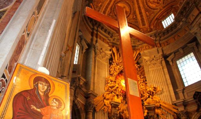 La cruz peregrina y el icono de la Virgen, símbolos de la JMJ, en la basílica de San Pedro en el Vaticano (Foto: JMJ Lisboa 2023).
