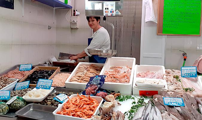 «Cada vez hay menos puestos de pescadería por la competencia de los supermercados»