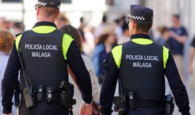 Dos agentes de la Policía Local de Málaga. / El Correo