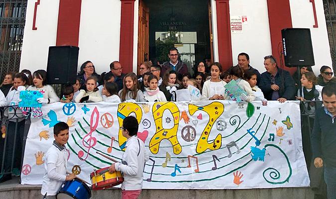 Niños y niñas de Villanueva del Ariscal celebrando el Día de la Paz. / El Correo