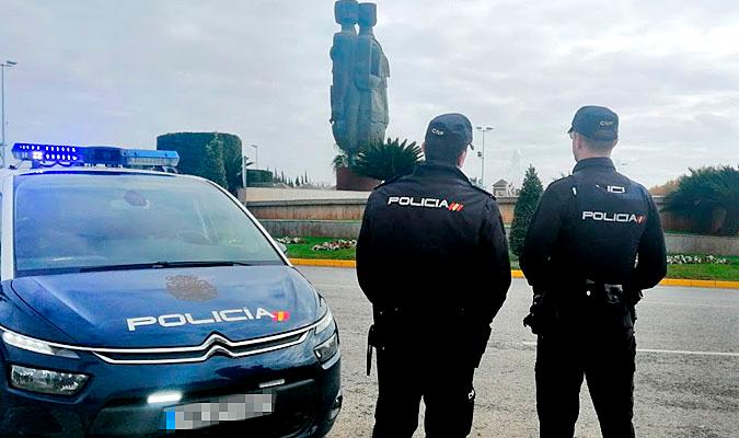 Dos agentes de la Policía Nacional. / El Correo