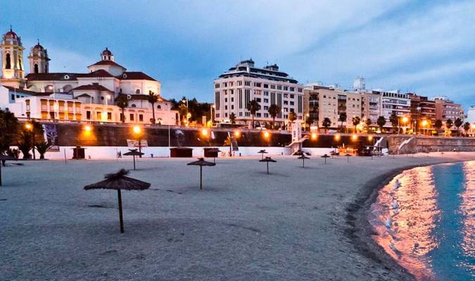 Una playa de Ceuta al anochecer.