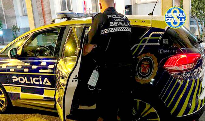 Imagen del detenido en un coche policial. / Emergencias Sevilla