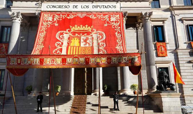 Imagen de archivo del Congreso de los Diputados engalanado para acoger la sesión de apertura de las Cortes. EFE/Emilio Naranjo
