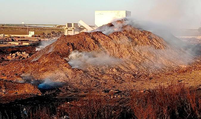 Ecologistas en Acción ha denunciado que sigue activo un incendio que se inició el 26 de enero en la antigua planta "Reciclajes Costa Noroeste". / EFE