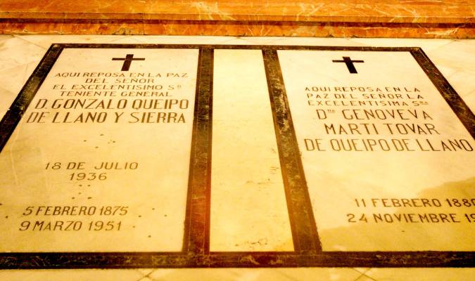Lápidas sepulcrales de Gonzalo Queipo de Llano y de su esposa en la basílica de la Macarena. / El Correo