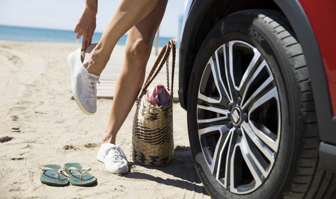 En verano, es aconsejable llevar unos zapatos cerrados en el maletero para calzarse adecuadamente antes de conducir. Imagen: SEAT