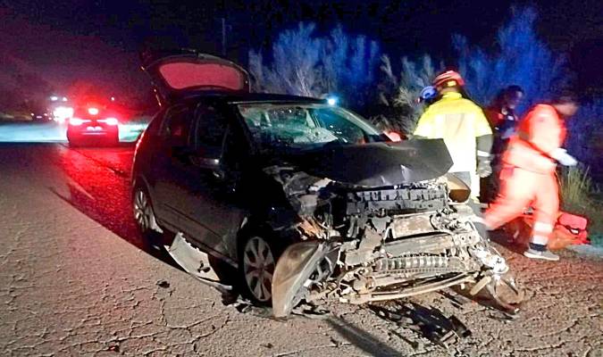 Imagen del coche accidentado en Carmona. / Bomberos de Alcalá de Guadaíra (X)