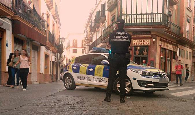 Un agente de la Policía Local en el centro de Sevilla. / El Correo
