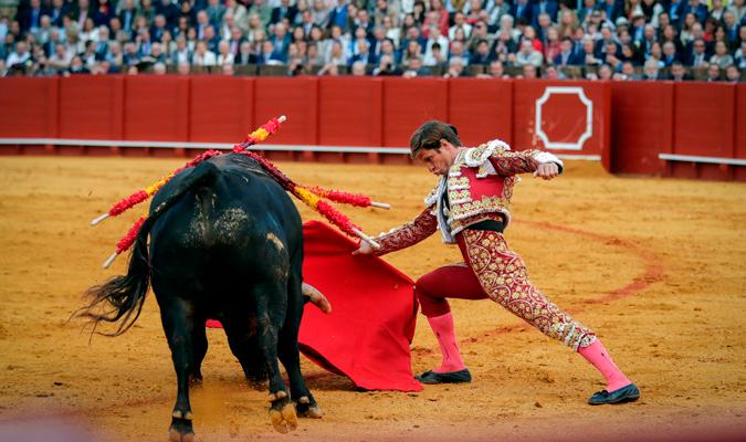 El diestro Julián López El Juli en la faena con la muleta al segundo toro de su lote. EFE/Julio Muñoz