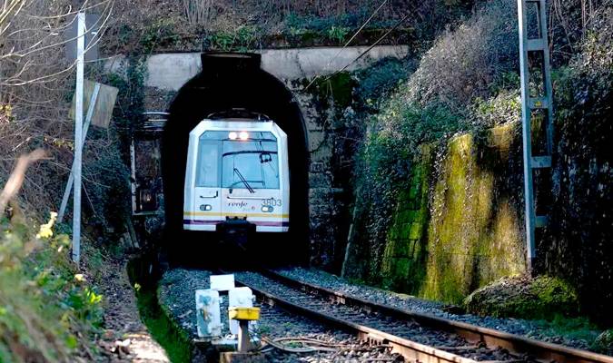 Los famosos túneles donde no caben los nuevos trenes. / EFE