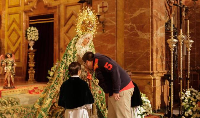 La Virgen de la Esperanza Macarena en su anual besamanos de diciembre. 