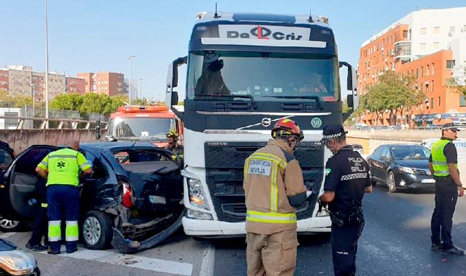 Imagen del camión implicado en el siniestro. / Emergencias Sevilla