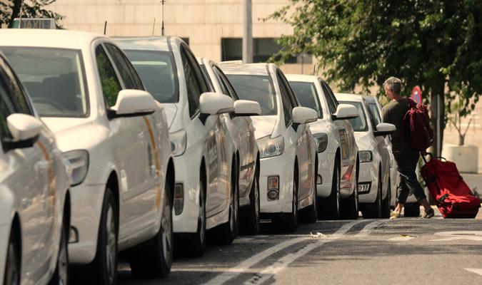 Los taxistas reclaman ante la Junta la «regulación» de los VTC