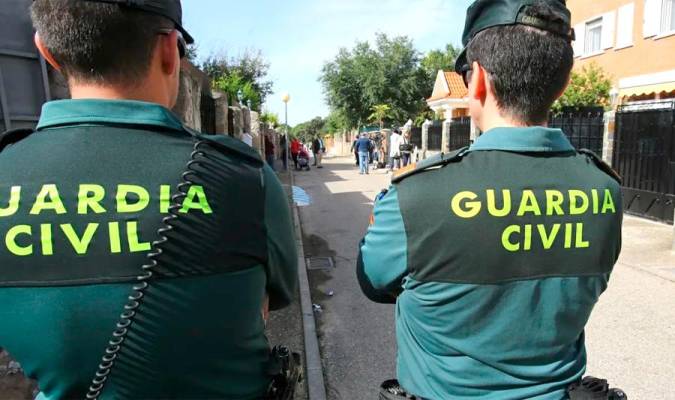 Imagen de archivo de dos agentes de la Guardia Civil. / ElCorreo