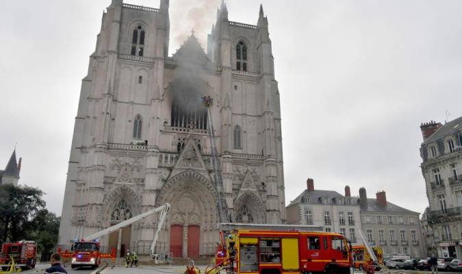 Incendio en la catedral de San Pedro y San Pablo de Nantes. / EFE