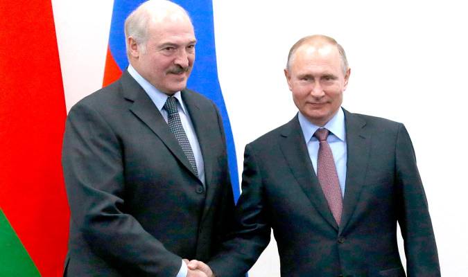 Fotografía de archivo, tomada en diciembre de 2019, en la que se registró a los presidentes de Rusia, Vladímir Putin (d), y de Bielorrusia, Alexandr Lukashenko, durante un encuentro, en Sochi (Rusia). EFE/Konstantin Zavrajin