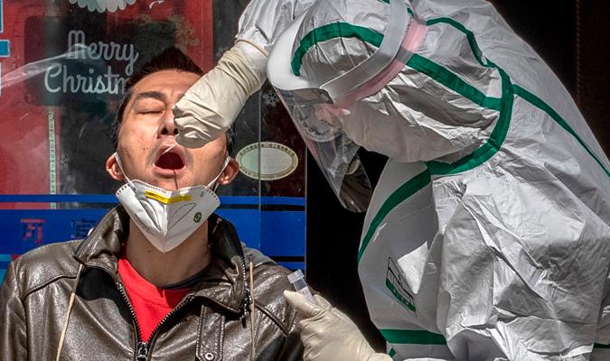 Personal sanitario en China haciendo un test de coronavirus. / EFE