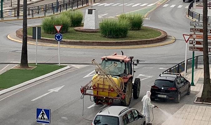 Tractoristas desinfectando Los Palacios. / El Correo