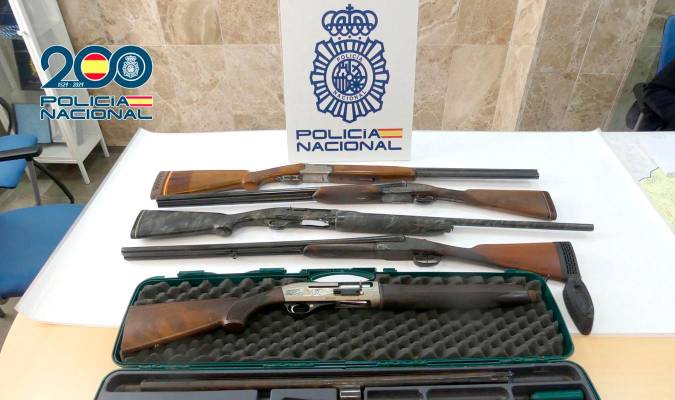 Rifles incautados al detenido. / Policía Nacional