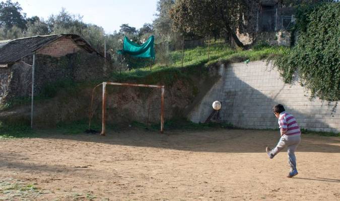Un niño juega soo al fútbol en El Castillo de las Guardas.