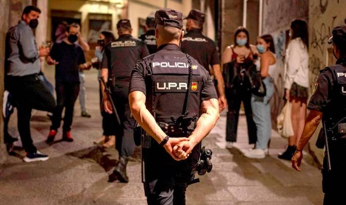 Efectivos de la Policía Nacional vigilan las calles del casco viejo de la ciudad de Orense en la madrugada de este sábado. EFE/Brais Lorenzo