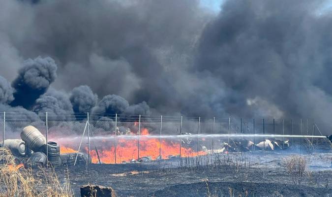 Imagen del incendio en la fábrica de aceitunas / María Eugenia Moreno, alcaldesa de Huévar del Aljarafe (Twitter)