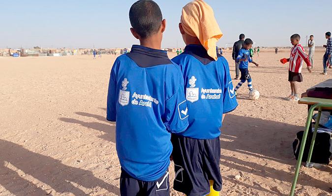 Niños saharauis con las equipaciones deportivas. / El Correo