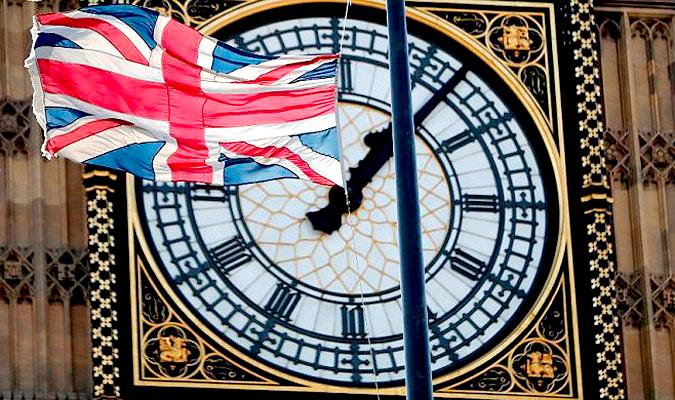 Bandera británica con el reloj del Big Ben detrás. / EFE
