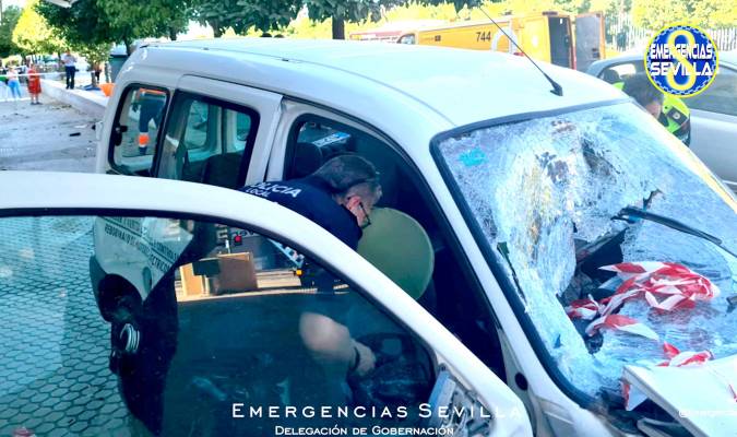 Imagen del vehículo del fallecido. / Emergencias Sevilla