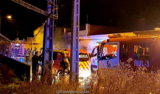 Imagen de los Bomberos actuando en la zona. / @7Ale_94 - Emergencias Sevilla