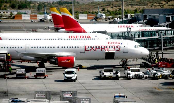 Aviones de Iberia Express en la terminal T4 del Aeropuerto de Madrid-Barajas. / E.P.
