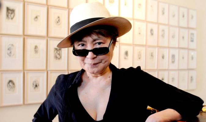 Fotografía de archivo fechada el 28 de mayo de 2009 muestra a la artista japonesa Yoko Ono mientras posa. EFE/Andrea Merola