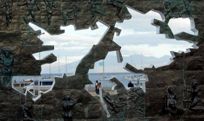 Fotografía de archivo en la que se registró un monumento con el mapa de las Islas Malvinas, en la ciudad de Ushuaia (Argentina). EFE/Leo La Valle