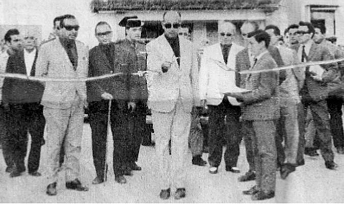 En la imagen Juan Martín Gómez aparece de perfil, como botones municipal, sosteniendo una bandeja con unas tijeras con las que, el 15 de julio de 1967, el gobernador Utrera Molina iba a inaugurar una calle en Los Palacios y Villafranca. / El Correo