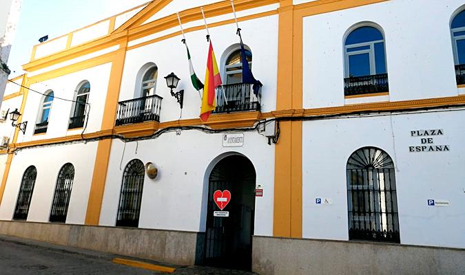 Fachada del Ayuntamiento de El Pedroso. / El Correo