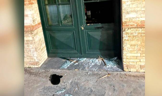 Los fuertes golpes, que rompieron la puerta y los cristales de la puerta del bar, alertaron a los vecinos, que dieron aviso a la Policía Local, que evitó el robo (Foto: Ayuntamiento de Sanlúcar la Mayor)