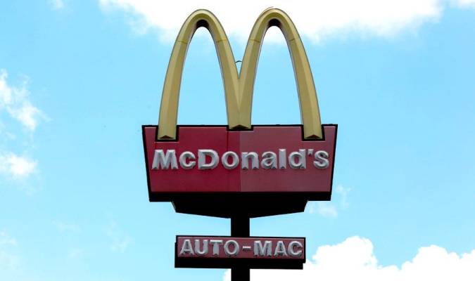 Vista del logo de la cadena McDonald's, en una fotografía de archivo,. EFE/Cristian Hernández
