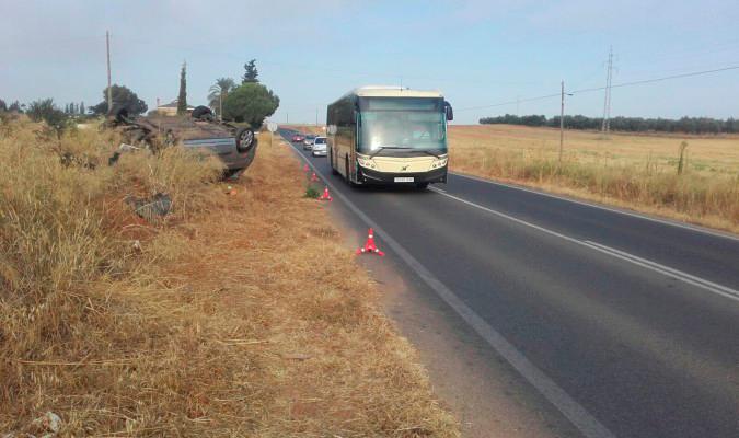 Un vehículo accidentado en el tramo de carretera que va de Mairena del Aljarafe a Almensilla. / El Correo - Archivo