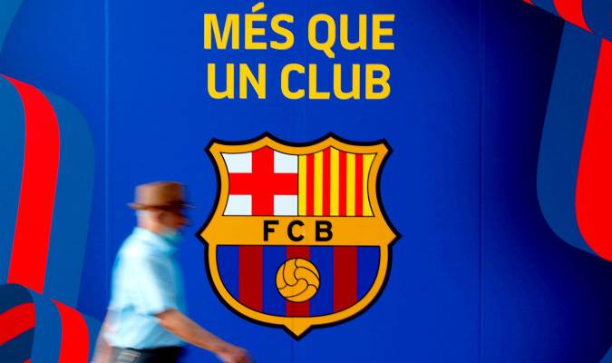 Un hombre junto a las puertas de las oficinas del FC Barcelona en una foto de archivo. EFE/Alejandro García
