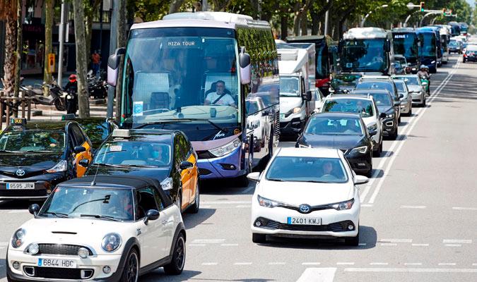 Aumento del tráfico en las ciudades por la Fase 3. / EFE