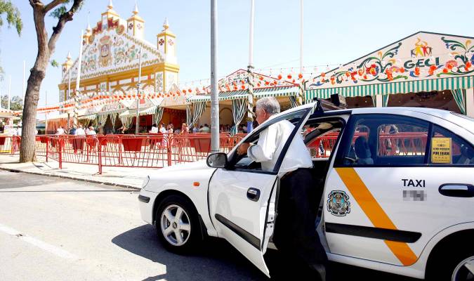Imagen de archivo de un taxi en la Feria de Abril. / El Correo