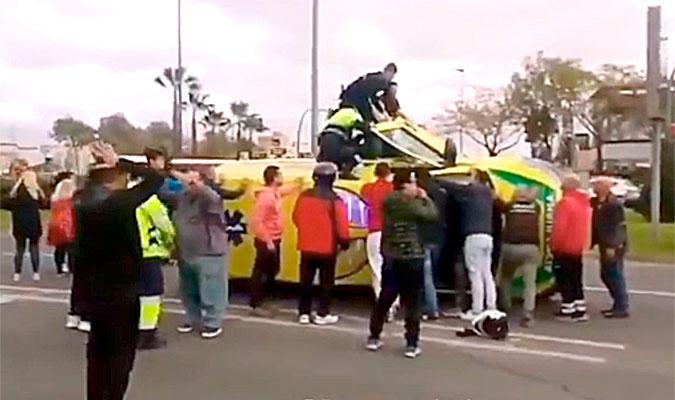 Dos heridos tras volcar una ambulancia en San Pablo