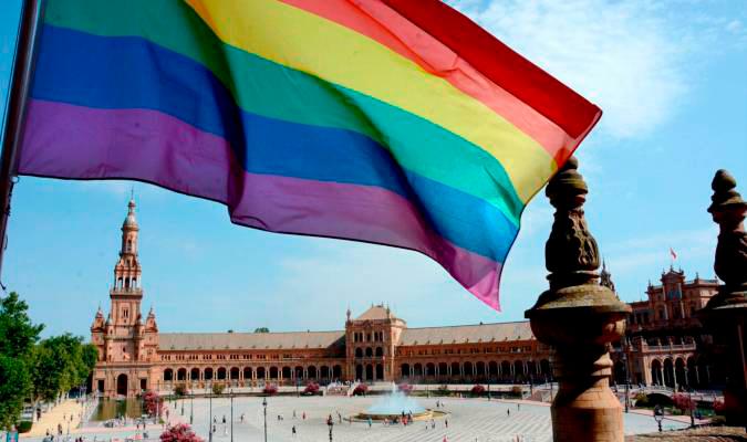 Bandera LGTBI en la Plaza de España / El Correo de Andalucía