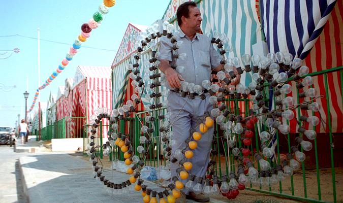 Imagen de archivo de los preparativos de la Feria de Gines. / El Correo
